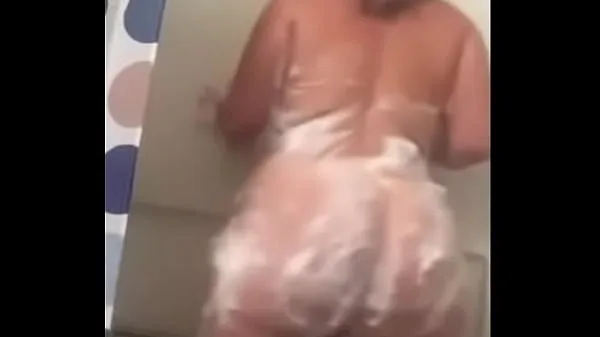 Hete Sabella clapping fat ass in the shower warme films
