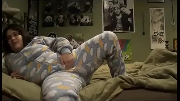FOOTIE PAJAMA PLAYING : Jouant dans le lit de mes parents en pyjama, je me masturbe en pensant à mon beau-frère Films chauds