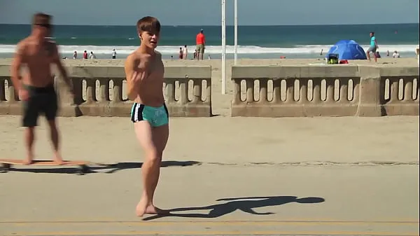 Hete Twink dancing in the beach with speedo bulge / Novinho dançando sunga na praia warme films