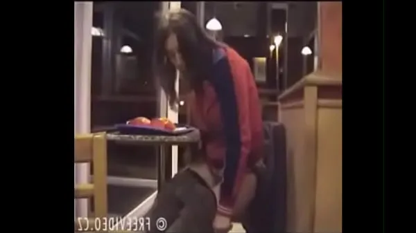 Gorące Girl Pees on Fast Food Floorciepłe filmy