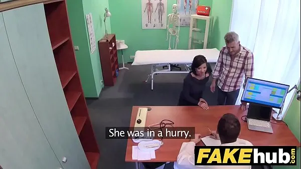 Film caldi Il dottore ceco dell'ospedale falso cums sopra la figa stretta delle mogli cornea di frodecaldi