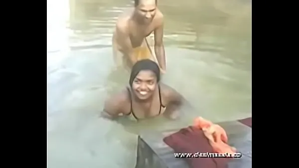 Hotte desimasala.co - Young girl bathing in river with boob press - DesiMasala varme film