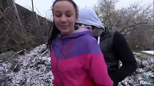 뜨거운 Freezing babe fucked on the snow by naughty stranger 따뜻한 영화
