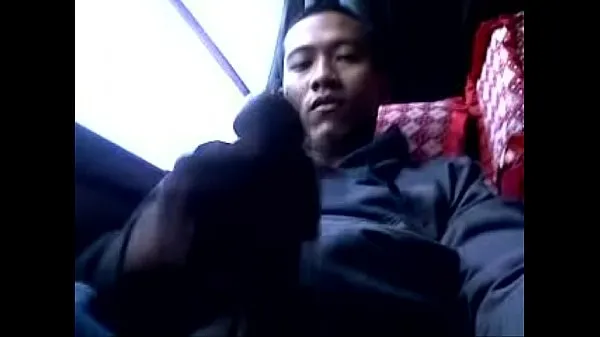 Hotte gay indonesian jerking outdoor on bus varme film