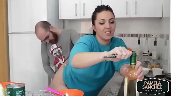 Gorące Fucking in the kitchen while cooking Pamela y Jesus more videos in kitchen in pamelasanchez.euciepłe filmy