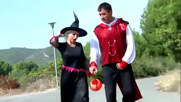Nóng Gina Snake Goes Trick Or Treating & Gets A Finger In Her Asshole Phim ấm áp