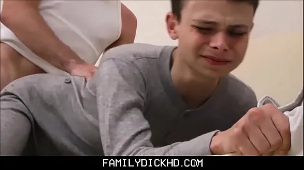 Heiße Süßer kleiner Twink-Stiefsohn wird während eines Films von seinem geilen Stiefvater geficktwarme Filme