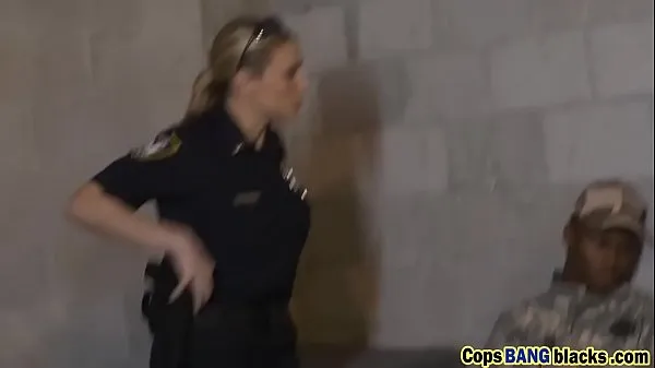 Hotte Blonde cop banged by black dude varme filmer