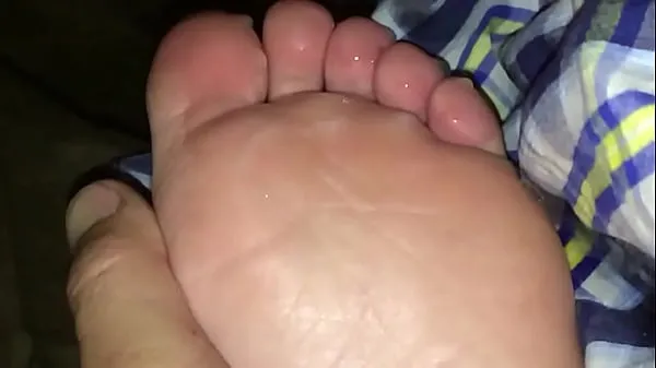 Hot Cum on wife’s hot soles warm Movies