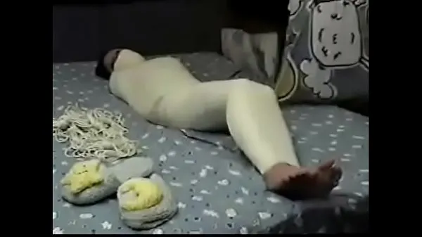 Vroči Mummified whore Betty is struggeling and gets feet tickled topli filmi