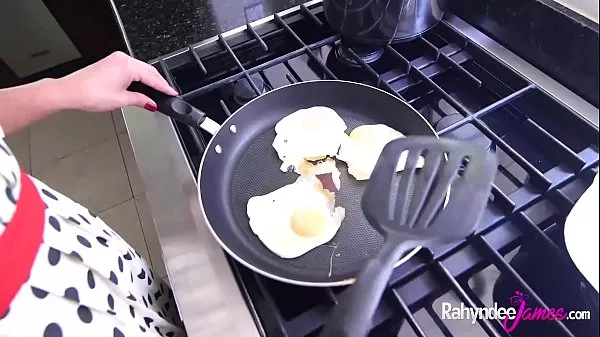 뜨거운 Rahyndee James fucks while cooking POV 따뜻한 영화