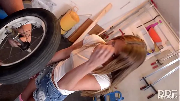 Sexy Teen in Knee High Socks Rides Cock in a Repair shop Film hangat yang hangat