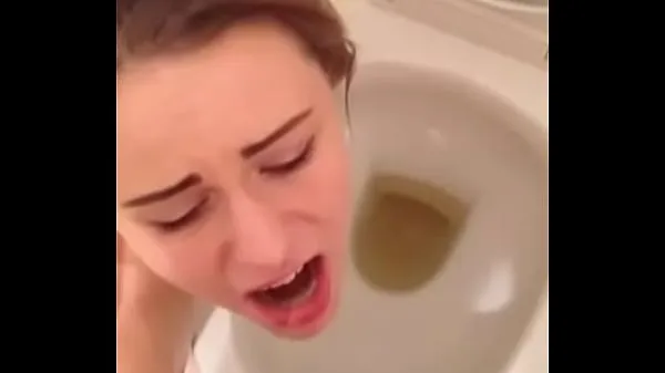 Hotte Hot brunette teen slut swallows boyfriends piss over toilet varme filmer