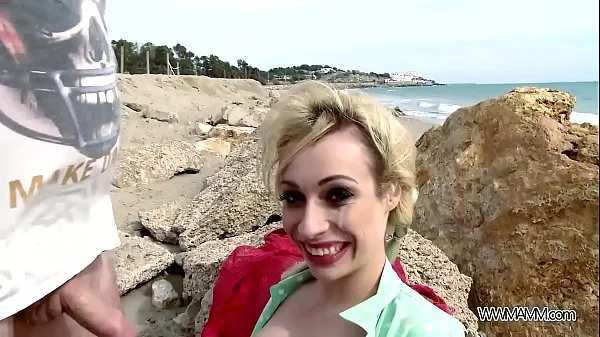 Hotte Wild beach fuck with busty blonde eating sperm varme film