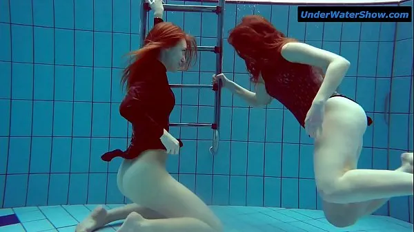 热Two hot teens underwater温暖的电影