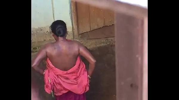 Películas calientes Desi village caliente bhabhi desnudo baño espectáculo atrapado por cámara oculta cálidas