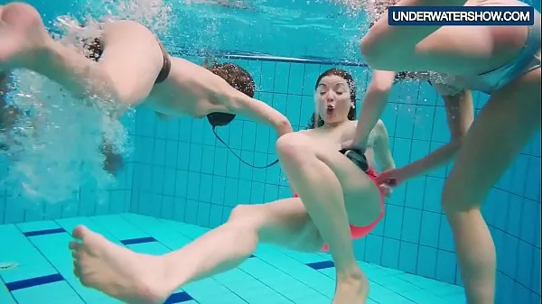 뜨거운 Three hot horny girls swim together 따뜻한 영화