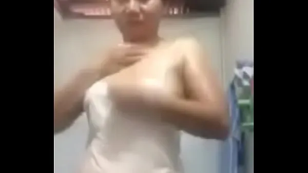 MILF showing small part of her tits Film hangat yang hangat