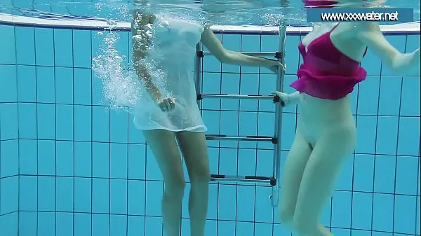Hotte Hotly dressed teens in the pool varme filmer