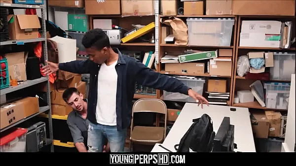 Hotte Black Twink Caught Shoplifting Fucked By White Security Officer varme filmer