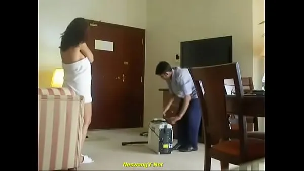 热Indian Bhabhi flashing towel room service温暖的电影