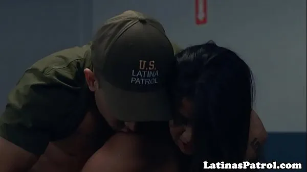 Hete Curvy latina drilled by US border patrol warme films