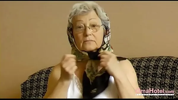 OmaHoteL Horny Grandma Toying Her Hairy Pussy Film hangat yang hangat
