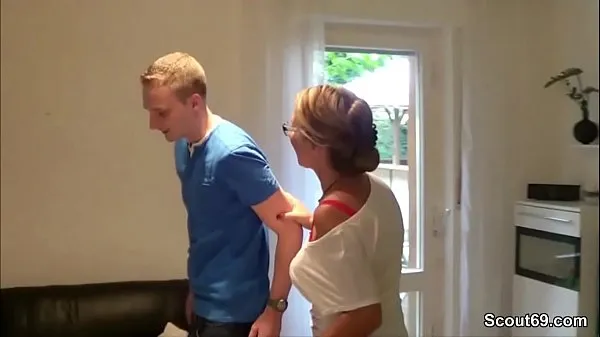Hotte MILF fucks the pizza boy and her husband is watching varme film