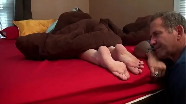 Hotte Sleepy Milf's Red Toes varme filmer