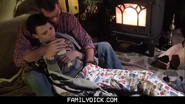 Gorące FamilyDick - stepDaddy warms up his wet bottom boy by fucking him hardciepłe filmy