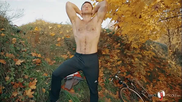Hotte Nude gay bear cyclist and masterbating under the autumn tree varme film