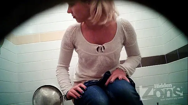 Vroči Successful voyeur video of the toilet. View from the two cameras topli filmi