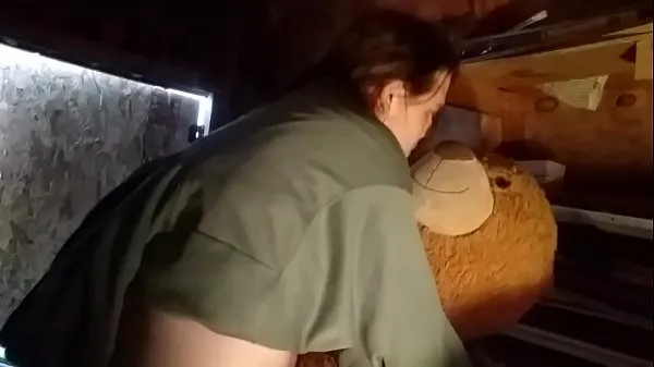 Hotte Fucking my teddy bear in the shed varme film
