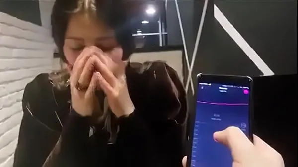 뜨거운 cute girl with remote vibrator in public 따뜻한 영화