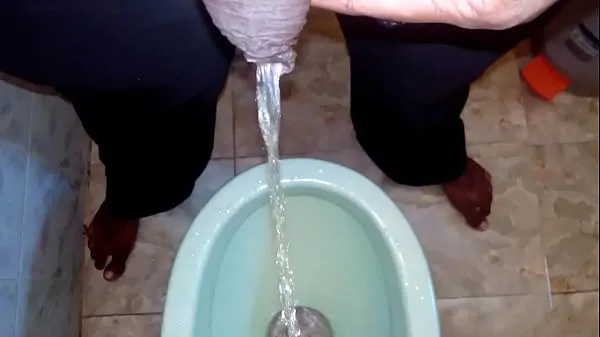أفلام ساخنة boy pee black man pissing pee peeing boy urinate دافئة
