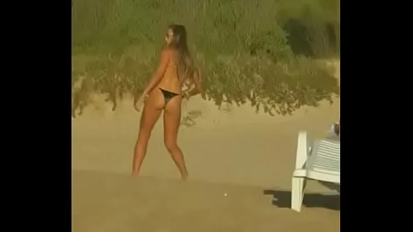 Vroči Beautiful girls playing beach volley topli filmi