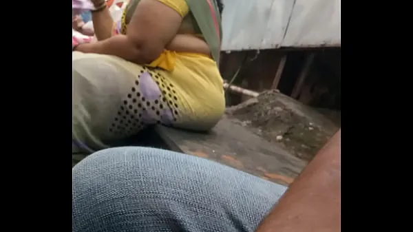 Películas calientes Desi amarillo sari tía .. CurvyAnd sexy caderas cálidas
