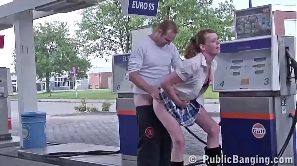 Kinky babe is kissing a guy at the Gas Station Film hangat yang hangat
