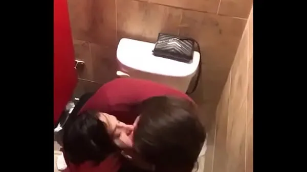 Women get fucked in the bathroom, Part 1 Film hangat yang hangat