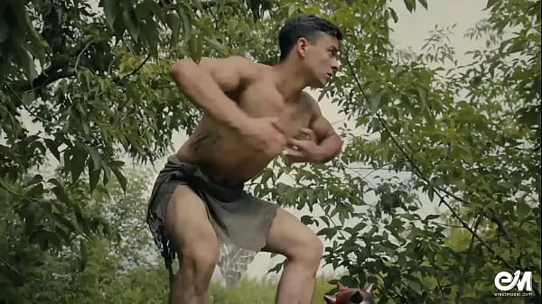 Hotte Sexy tarzan gay parody with barbarian boy in modern world varme filmer