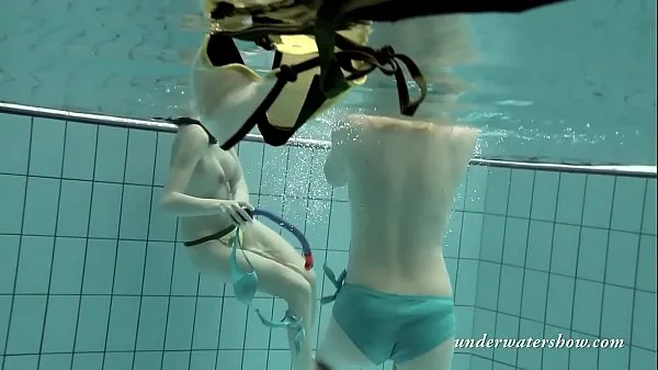 热Girls swimming underwater and enjoying eachother温暖的电影