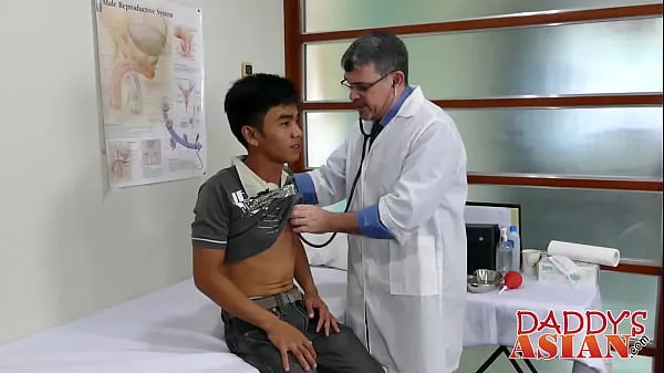 热Young Asian barebacked during doctors appointment温暖的电影