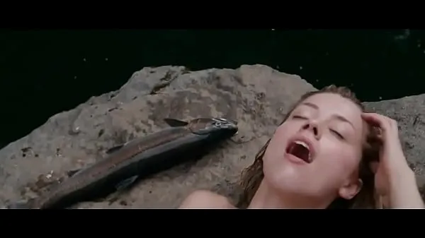 热Amber Heard Nude Swimming in The River Why温暖的电影