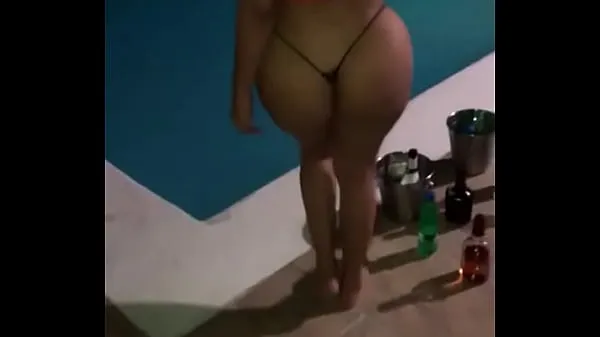 Καυτές Big Ass Shaking Her Big Butt With Some Colaless. XVideos ζεστές ταινίες