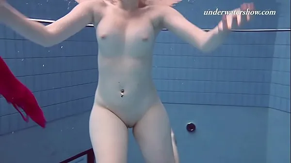 Hotte Fat teen underwater shows her bouncing body varme film