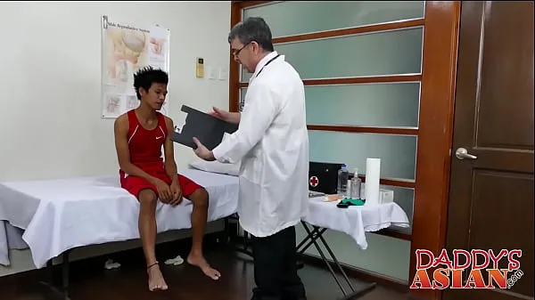 热Doctor measures twink patients ass with his cock温暖的电影