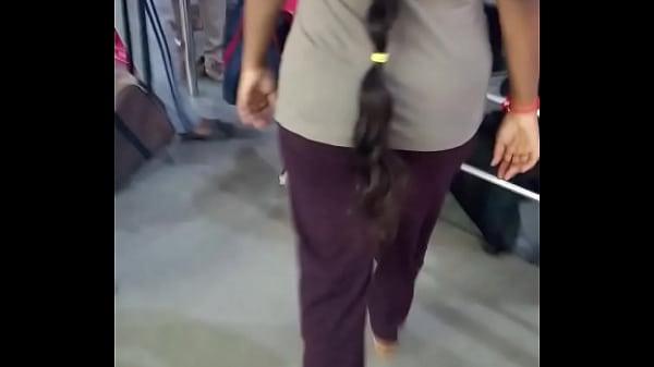 Thick booty in track pants Films chauds
