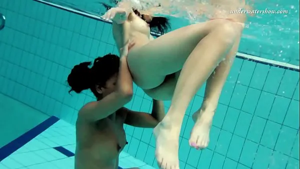 गर्म Two sexy lesbians in the pool गर्म फिल्में