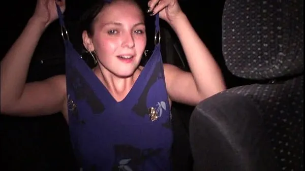 Gorące Young pretty teen girl undressing in car in public COOLciepłe filmy