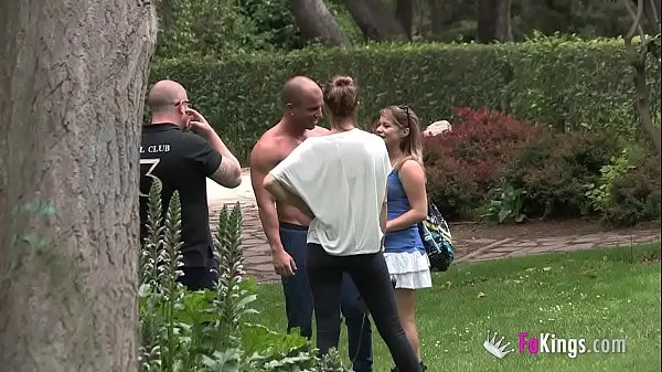 Vroči Being famous is great: Antonio finds and fucks a blonde MILF right in the park topli filmi
